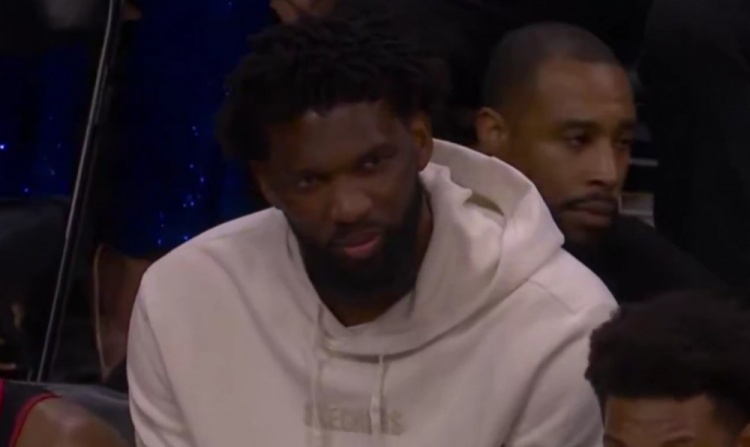 帝之微笑！76人末节落后马刺40+ 恩比德坐在替补席面带笑意